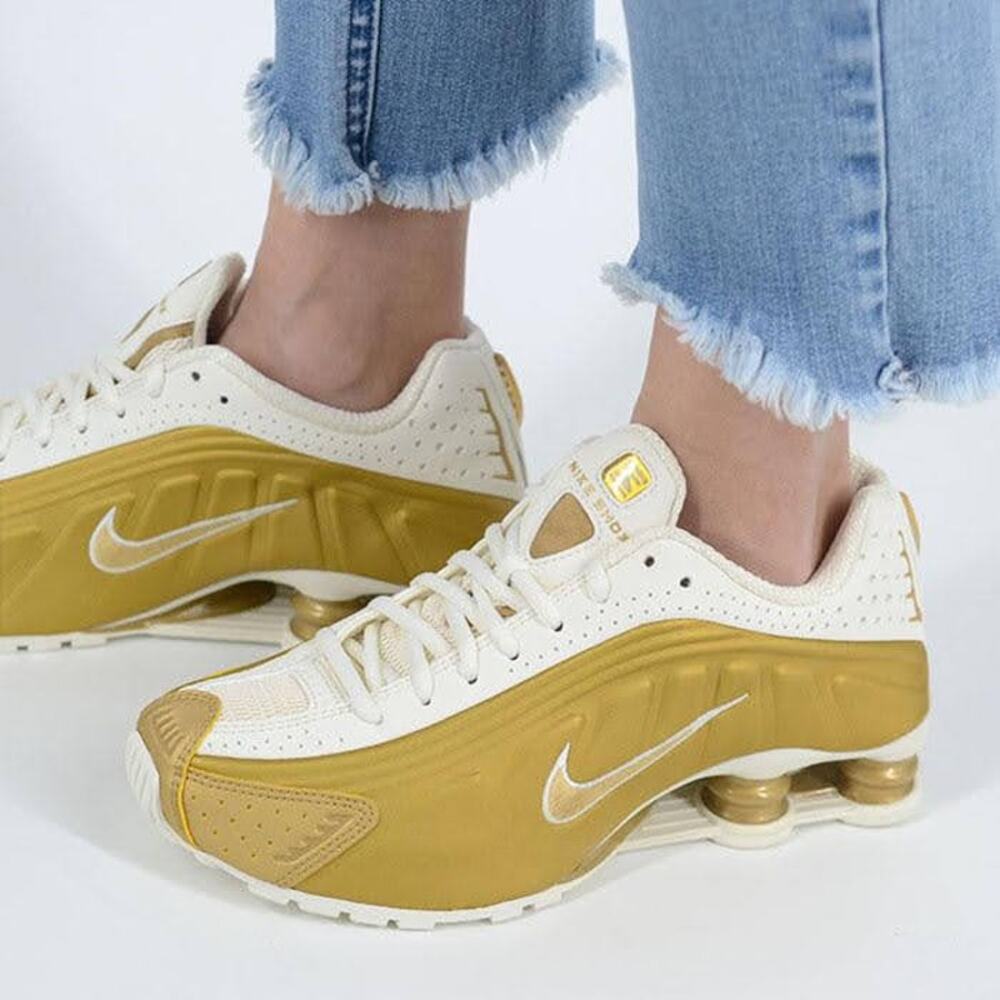 Womens Size 6 Nike Sneakers Shox R4 Low Top Soft Pearl Metallic Gold AR3565-010